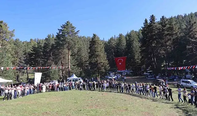 Karnavas Dut Pekmezi Festivali'nde çocuklar parmakla pekmez yemek için yarıştı