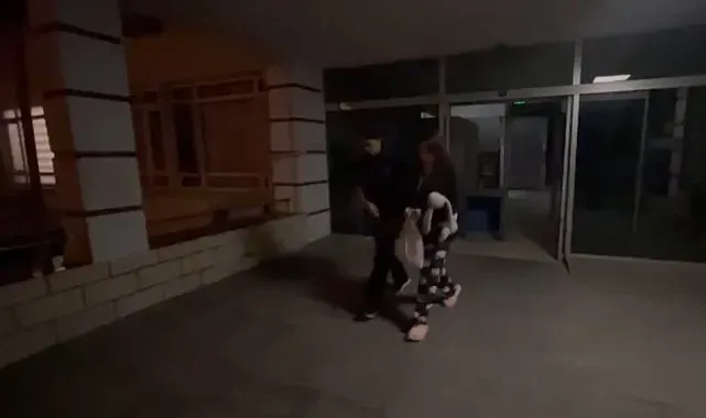 Rüyasında annesinin kendisini boğduğunu gördüğünü öne süren genç kız, annesini öldürdü