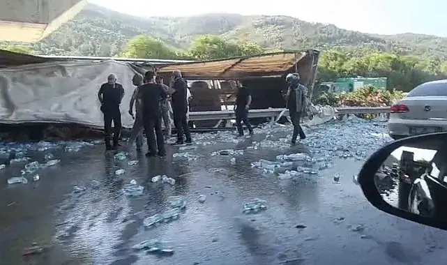 Su yüklü tır hızlı tren köprüsü ayağına çarptı : Sürücü hayatını kaybetti