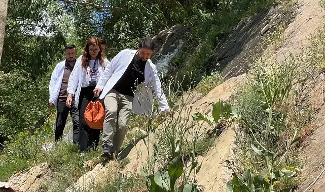 Sağlık ordusu İran sınırında kavurucu sıcağa ve sarp araziye meydan okuyor