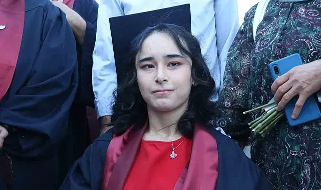 Serebral palsi hastası genç kız ikinci üniversitesinden mezun oldu