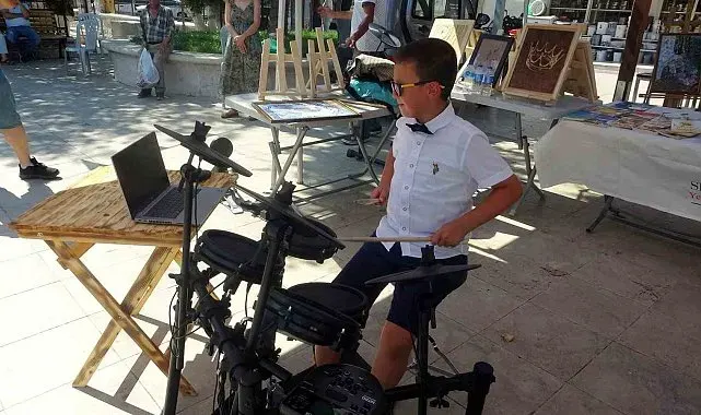 Menteşeli 9 yaşındaki Mustafa, Bateri performansıyla izleyenleri etkiledi