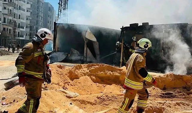 Defne'de korkutan konteyner yangını