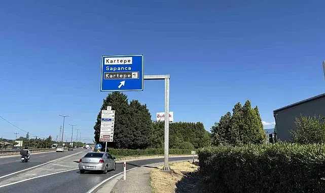 Panelvan yön tabelasına çarptı: 1 ölü, 2 yaralı