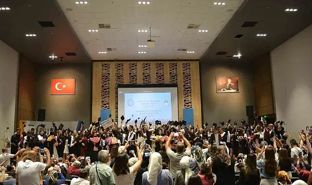 Karacabey MYO'nun 30. dönem mezunları kep attı