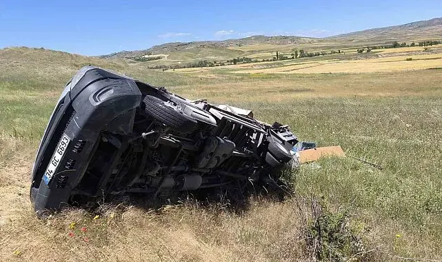 Çorum'da kamyonet devrildi: 2 yaralı