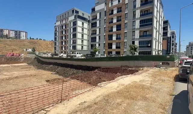 Bursa'da istinat duvarı çöktü, site sakinleri zamanla yarıştı