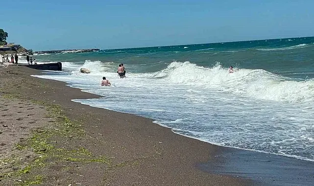 Akçakoca'da dalga boyu 2 metreyi aştı