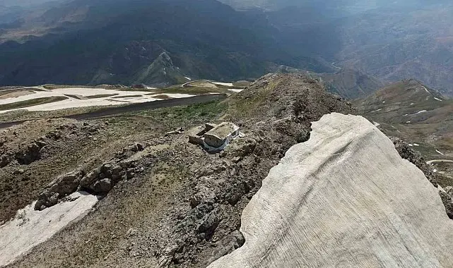 Mereto Dağında yaz ortasında kartopu keyfi