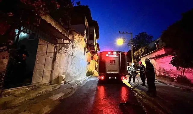 İzmir'de korkutan yangın: Odun ateşinden sıçrayan kıvılcımlar evi yakıyordu