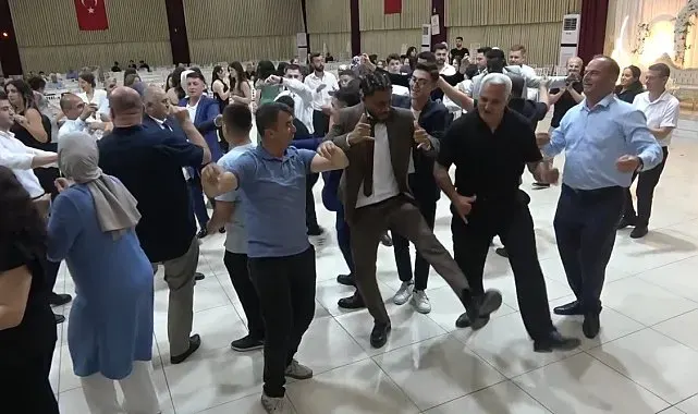 Fildişi Sahilli gençler düğününde halay ve yöresel oyunlarla ilgi odağı oldu
