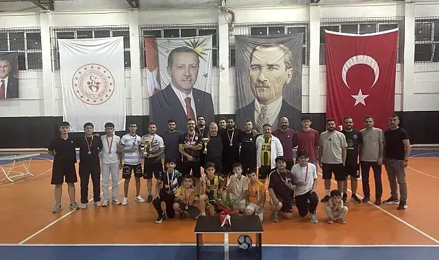 Pozantı'da ilk kez düzenlenen ayak tenisi turnuvası yoğun ilgi gördü