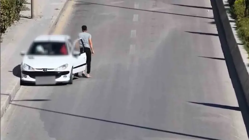 Denetimi görünce yer değiştirdi, dron saniye saniye kaydetti