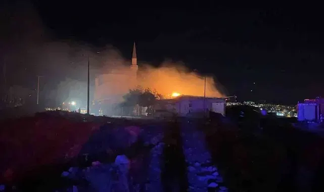 Besni'de rüzgarın büyüttüğü iş yeri yangınında 3 iş yeri hasar gördü, 1 yaralı