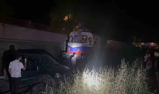 Yük treni hafif ticari aracı 120 metre sürükledi: 2 yaralı