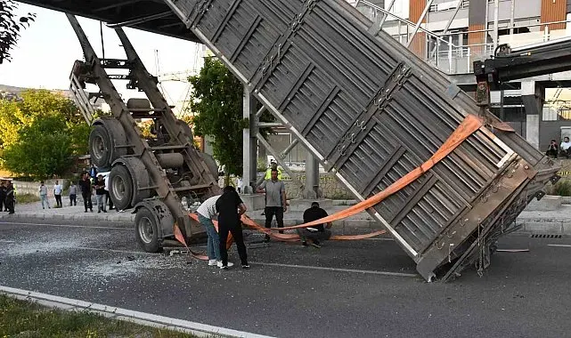 Yozgat'ta tırın dorsesi üst geçide takıldı