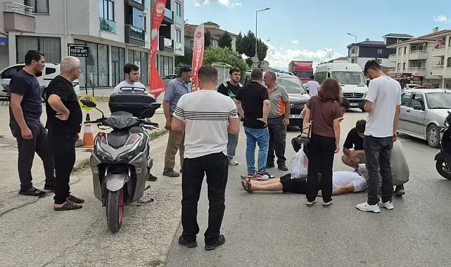 Motosiklet sürücüsü otomobile çarpmamak için frene basınca savruldu: 1 yaralı