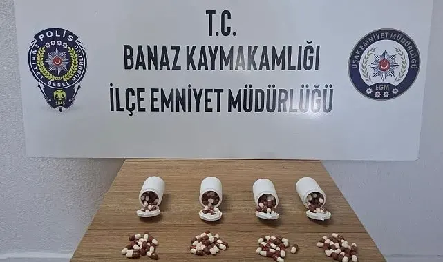 Uşak'ta polisten kaçan araçtan atılan poşette 197 adet sentetik ecza hapı ele geçirildi