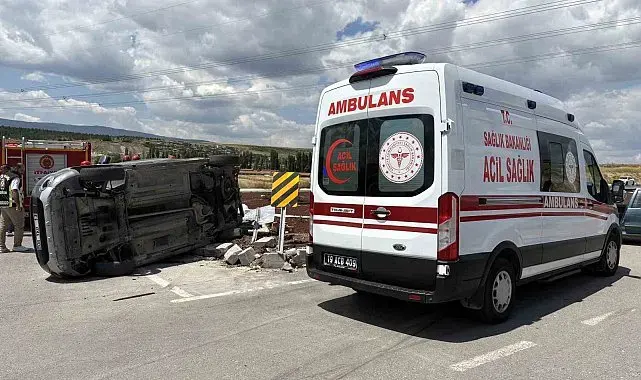 Çorum'da hafif ticari araç ile otomobil çarpıştı: 2'si ağır 5 yaralı