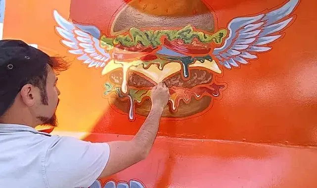 Tavşanlı'da yaşayan ressam karavanı sanat eserine dönüştürdü