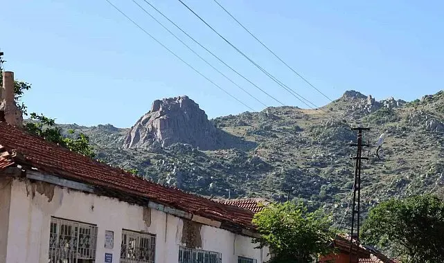 Kırşehir'de dağ yürüyüşü yapan grup, Kuş Kalesi'nde insan ya da uzaylıyı andıran figür tespit etti