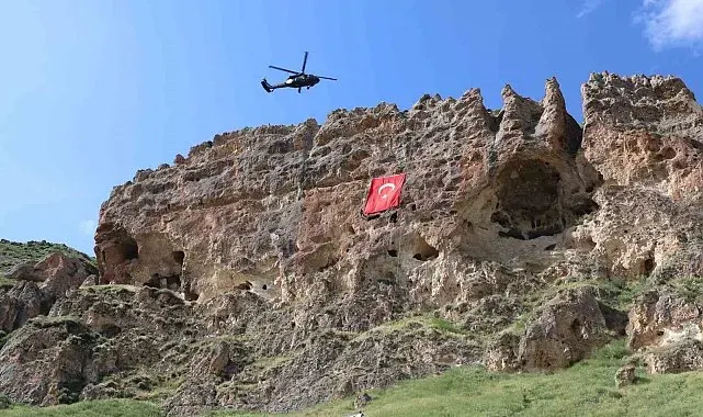Erzurum'da 'Terörsüz Türkiye' vizyou: Karayazı Kırk Pencereler 'de gençler yürüdü, çelik kanatlar nefes kesti