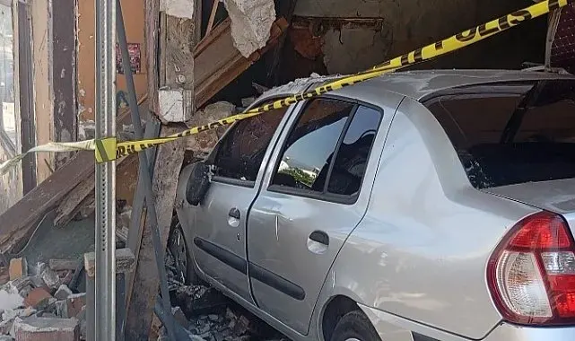 Bursa'da freni boşalan otomobil eve girdi