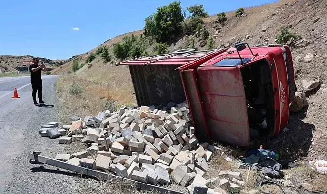 Elazığ'da parke taşı yüklü kamyonet devrildi: 2 yaralı