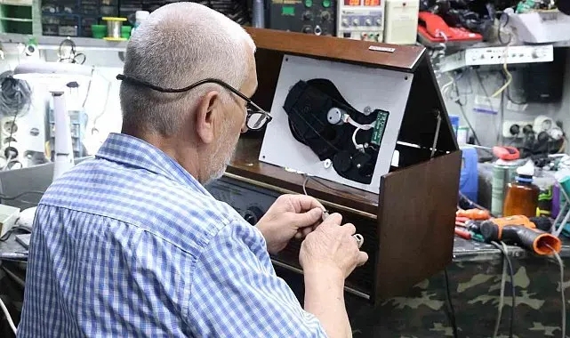 Çöpe atılmasın diye 80-100 yıllık radyoları çalışır hale getiriyor