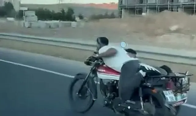 Motosikletin üzerine uzandı: Hem kendi hem de arkadaşının canını hiçe saydı