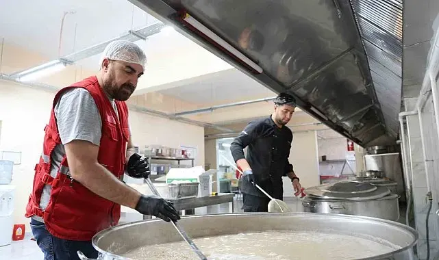 Aşure kazanları Türk Kızılay Elazığ Aşevi'nde kaynadı