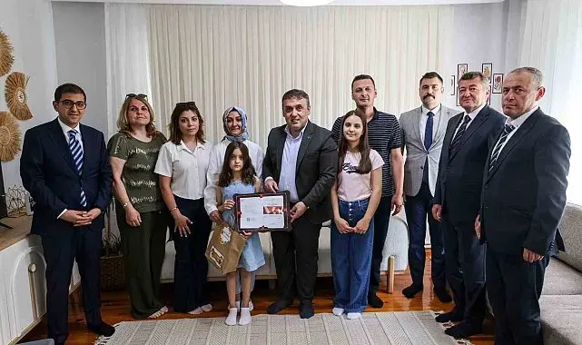 Vali Sözer, evde eğitim gören öğrencilerin karne sevincine ortak oldu