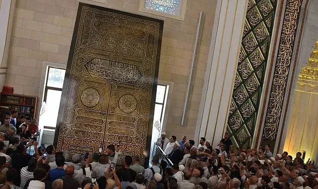 Kabe'nin kapı örtüsü Millet Cami ve Külliyesi'nde sergileniyor