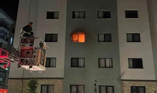 Binada korkutan yangın: 2 kişi dumandan etkilendi
