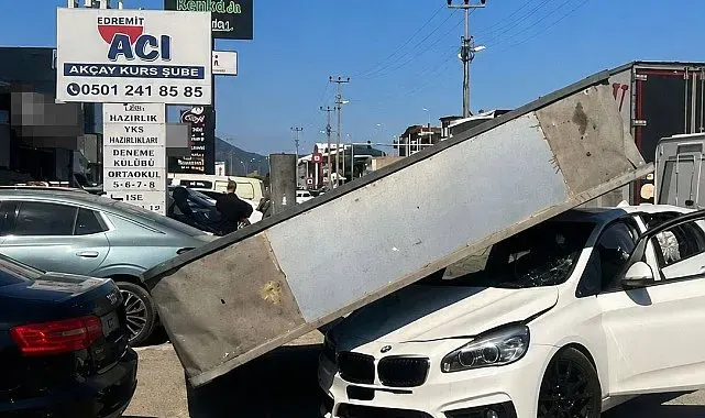 Edremit'te market tabelası devrildi, facianın eşiğinden dönüldü