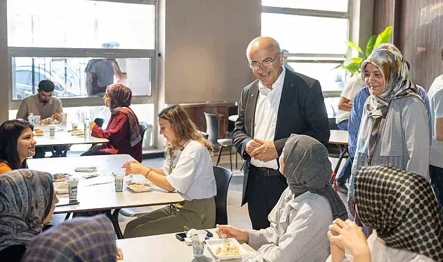 Şehir Kütüphanesi'nde öğrencilere yemek ikramı