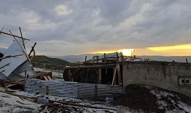 Ağrı'da dolu ve şiddetli rüzgar bir evin çatısını uçurdu