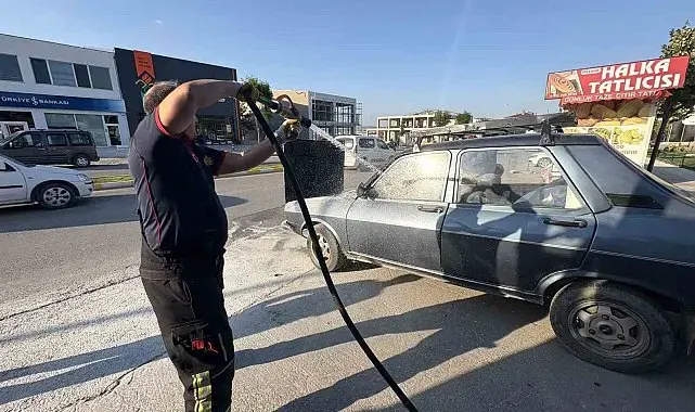 Çorum'da otomobilde çıkan yangını vatandaşlar söndürdü