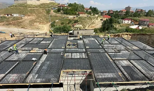 Yüksekova'da güvenli konut hamlesi: Pizok mevkiinde 48 konutun yapımı sürüyor