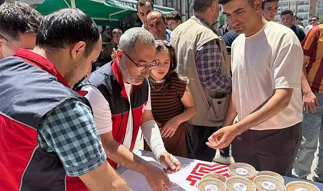 Tarihi Çapanoğlu Camii'nde aşure ikramı