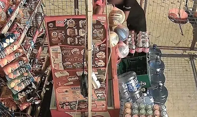 Marketin kapısını kırıp içeri giren çocuklar, marketi talan etti