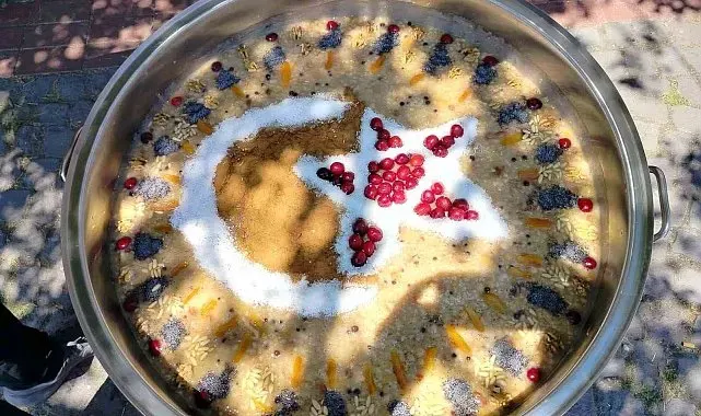Vatandaşlara aşure ikramı