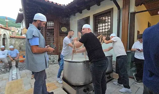 Kosova'da Osmanlı mirası tekkede aşure kazanları kaynatıldı