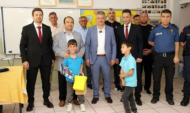 Okullarda son zil çaldı, öğrencilerin ilk karne hediyesi protokolden geldi