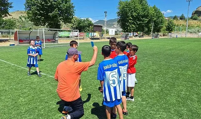 Çocuklar sahada centilmenlikleriyle mücadele etti, karşılığında 'mavi kart' gördü