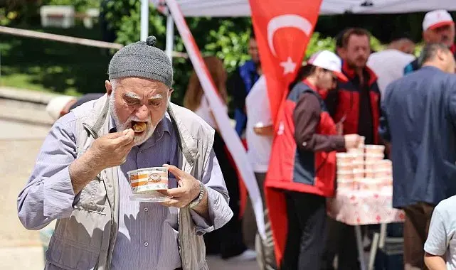 Sivas'ta vatandaşlara aşure dağıtıldı