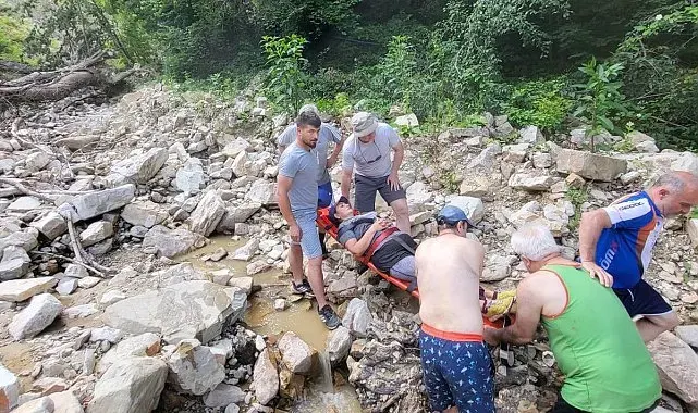Düzce'de şelalede yürüyüş yaparken yaralanan turist kurtarıldı
