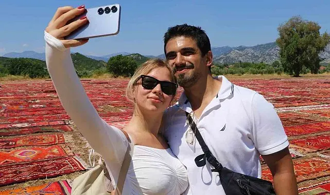 Yüzlerce yıllık halılar buğday tarlalarını renk cümbüşüne çevirdi