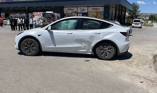 Sivas'ta otomobiller çarpıştı: 3 yaralı