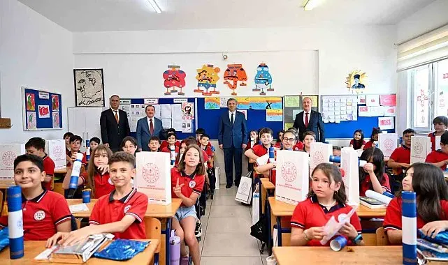 Antalya'da 484 bin 576 öğrenci karne heyecanı yaşadı